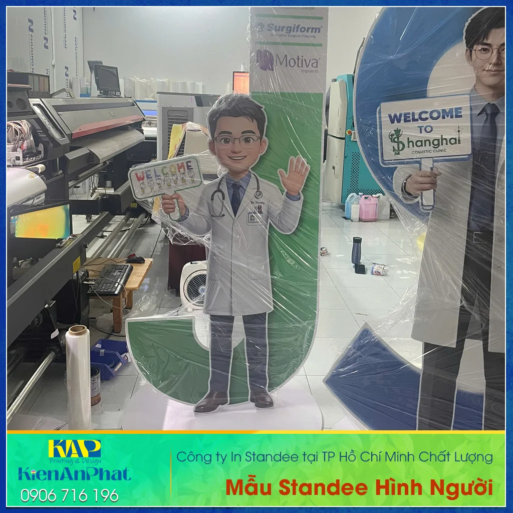 Mẫu Standee hình người, Standee mô hình người Tháng 4/2026